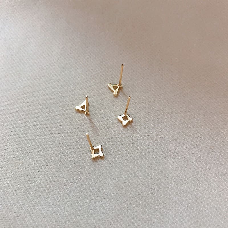 40代女性プレゼント 金属アレルギー対応ミニピアス シンプル三角デザイン