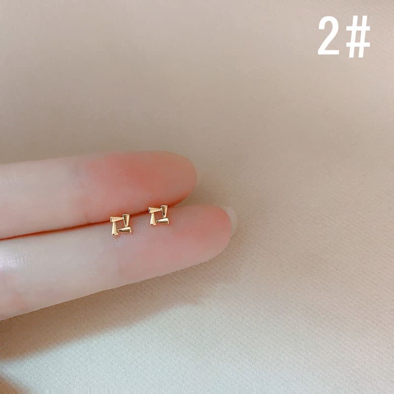 40代女性プレゼント 金属アレルギー対応ミニピアス シンプル三角デザイン