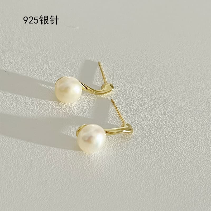 40代女性プレゼント 上品な真珠ピアス 高級感のある大人の耳飾り