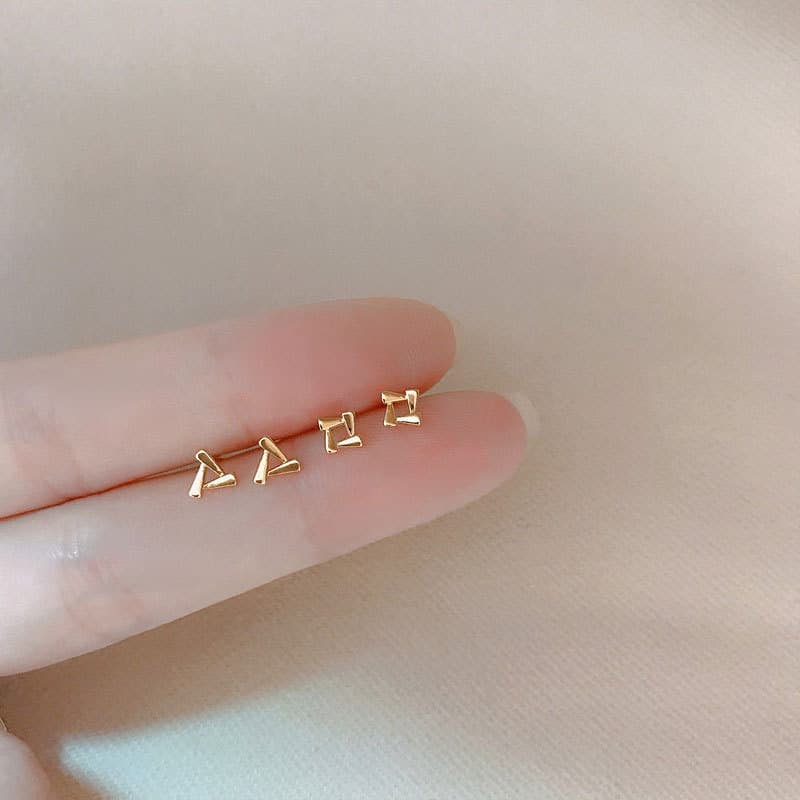 40代女性プレゼント 金属アレルギー対応ミニピアス シンプル三角デザイン